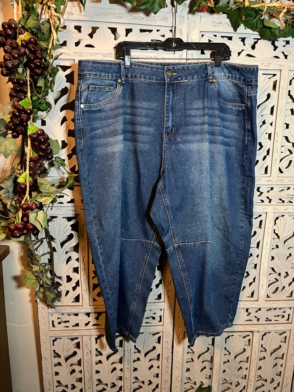 BLOOMCHIC WHISKERED MEDIUM-WASH COTTON DENIM CROPPED PLUS SIZE BLUE JEANS